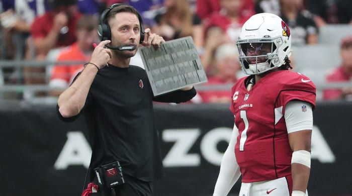 Arizona Cardinals Kliff Kingsbury and Kyler Murray during a game.